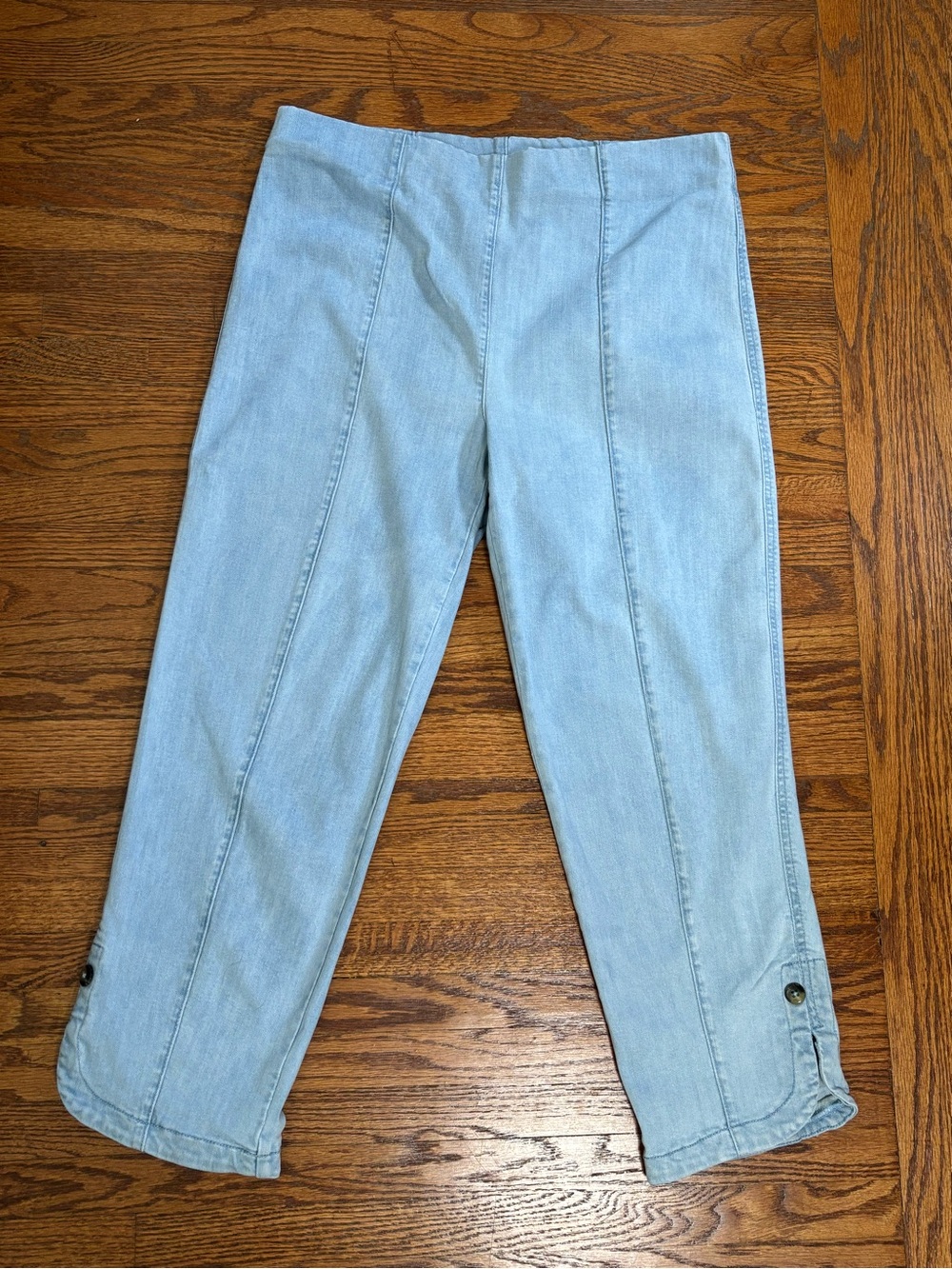 intro. Light Blue Capri Jeans - Size 8